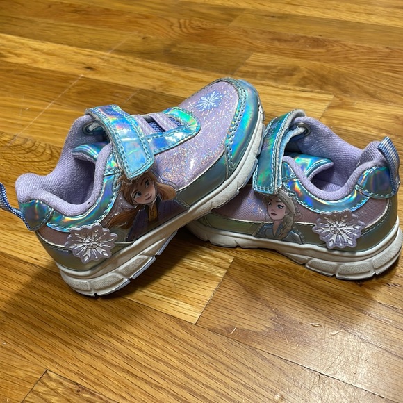 Frozen 2 Light-Up Shoes - fit like size 6 - Picture 1 of 5
